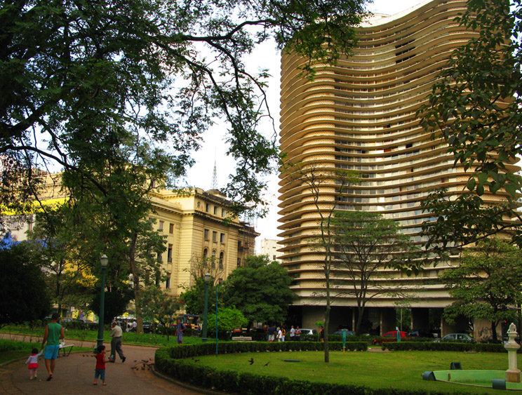 Edifício Niemeyer ao lado no novo Centro cultural Banco do Brasil. Como é gostoso passear pela Praça da Liberdade! Vambora?! Foto: GC/Blog Vambora