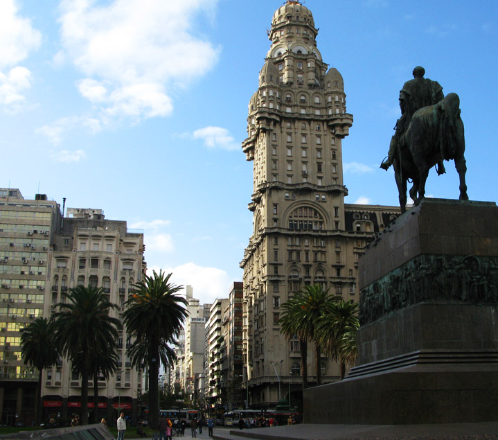 Plaza Independencia em Montevidéu, com o Palácio Salvo e estátua do General Artigas. Fioto: GC/Blog Vambora
