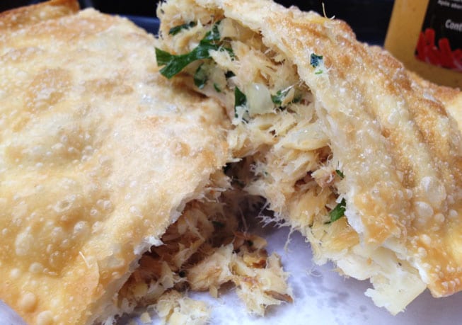 Um dos mais famosos: Pastel de Bacalhau do Hocca Bar. Foto: Blog Vambora!