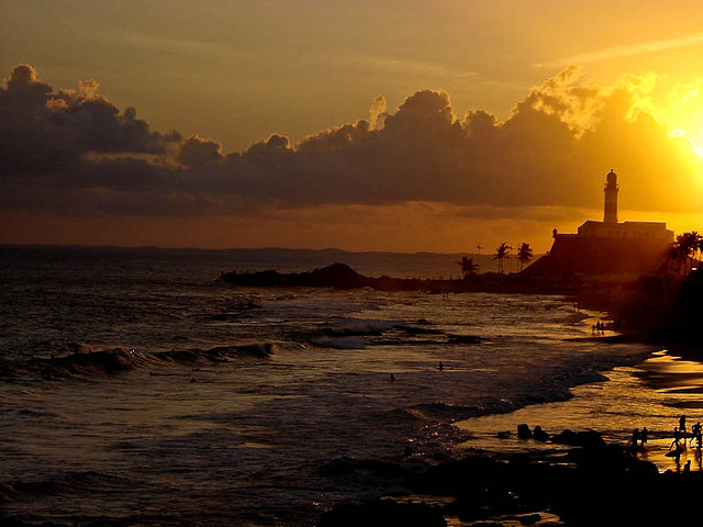 Pôr do sol Farol da Barra. Foto: CelsoTissot, Flickr Pôr do sol na Barra