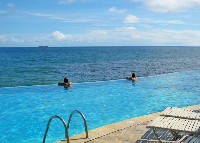 Piscina de borda infinita do Piscina Hotel Mercure Rio Vermelho