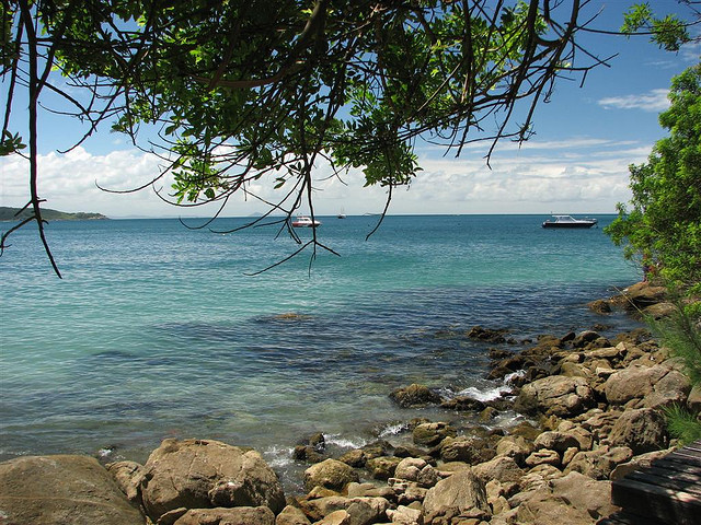 Praia em Bombinhas, Santa Catarina. Foto: Alexandre Janini, Flickr