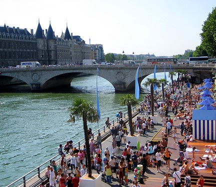 Praia em Paris no Rio Sena