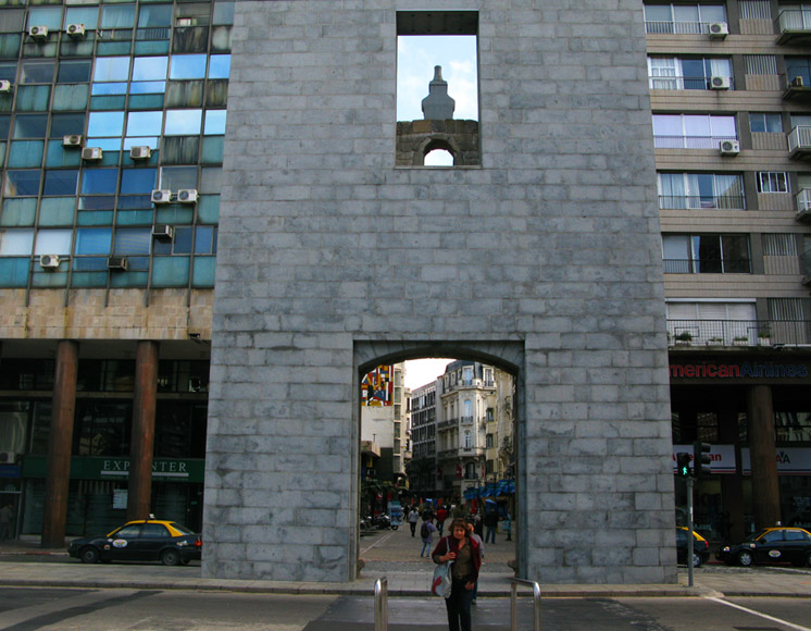 Porta de la Ciudadela e o Paseo Sarandí. Foto: GC/Blog Vambora