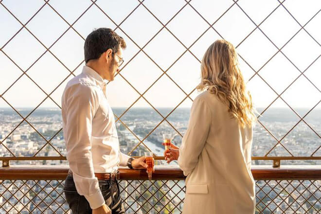 Bar de Champagne no topo da Torre Eiffel