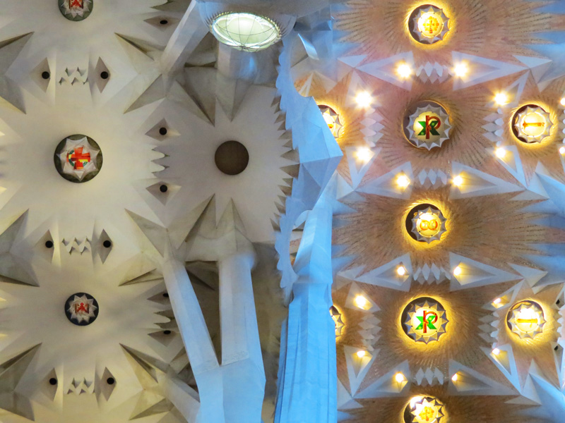 Detalhes no teto e pilares da Sagrada Família. Foto: GC/Blog Vambora!