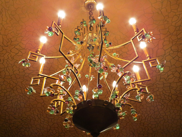 Lustre desenhado por Gaudí. Foto: GC/Blog Vambora!