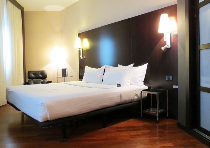 Quarto do AC Hotel Valencia by Marriott, um dos melhores hotéis em Valência. Foto: GC/Blog Vambora!
