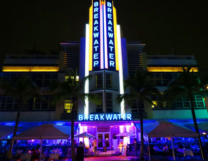 Estilo Art Deco com neon na Ocean Drive. Foto: GC/Blog Vambora!