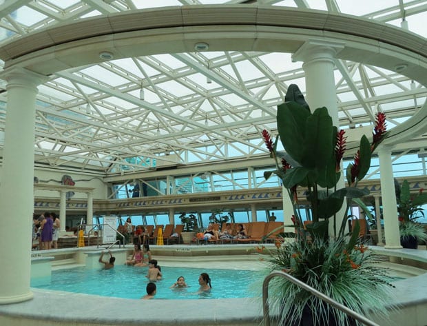 Piscina interna Splendour of the Seas. Foto: Blog Vambora!