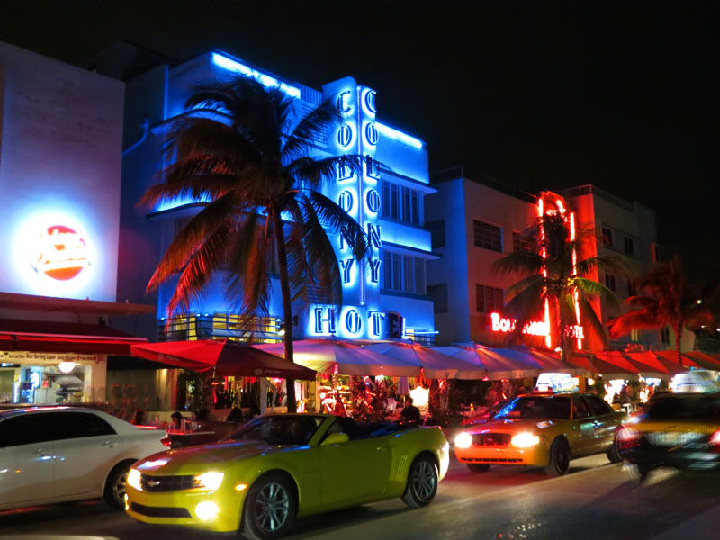 Todo o agito da Ocean Drive em Miami Beach. Foto: Blog Vambora!