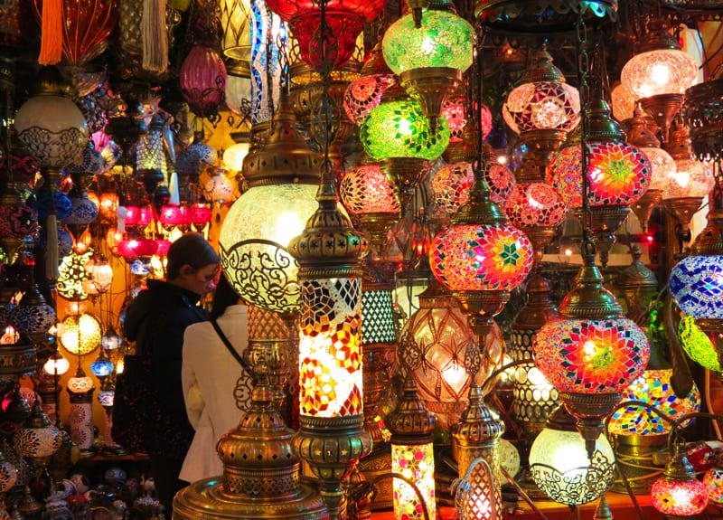 Luminárias turcas no Grand Bazaar