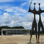 Relato de Viagem: Brasília, a capital pouco conhecida do Brasil Escultura Candangos em Brasília