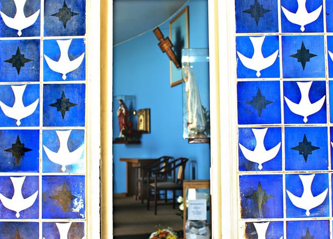 Igrejinha em Brasília com os azulejos de Bulcão. Foto: Ricardo Padue/Fundação Athos Bulcão