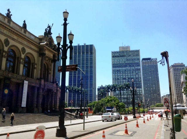 Ciclofaixa em são paulo em frente ao Teatro Municipal