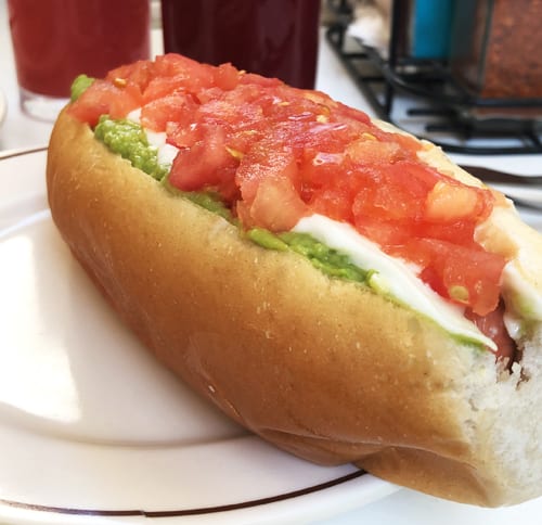Hot dog com abacate no Chile