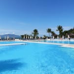 Descanso merecido: Club Med Rio das Pedras – Veja como é o resort no Rio de Janeiro! Piscina principal