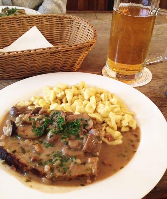 Comida na Hofbrauhaus em Munique