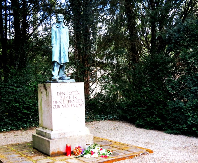 estátua do “Prisioneiro desconhecido” em Dachau