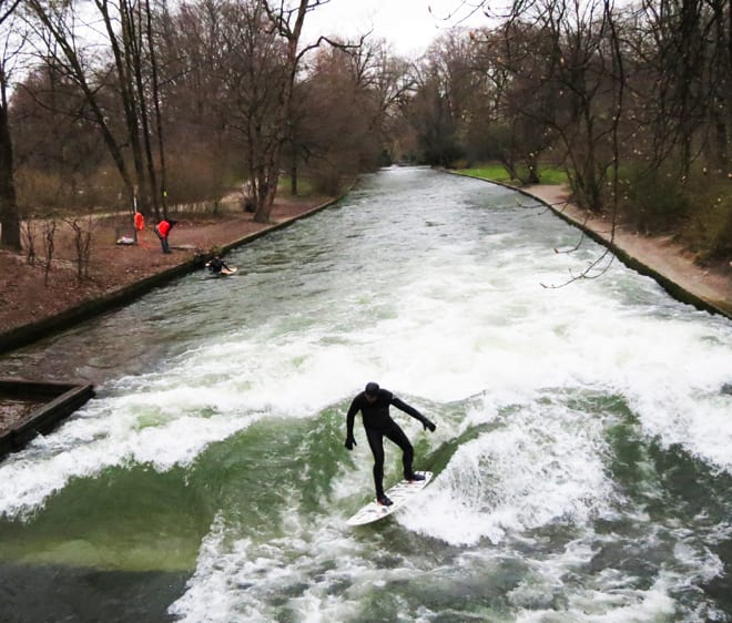 Surfe Eisbach Englischer Garten Munique