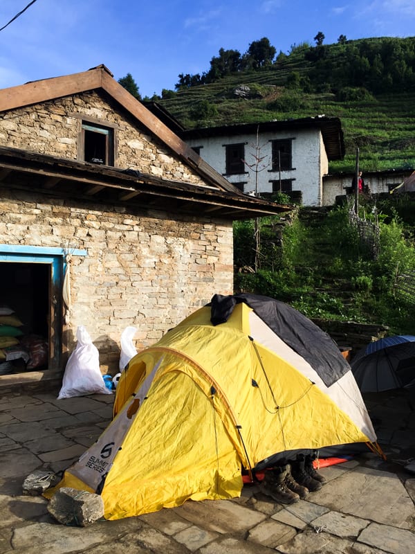 Moradia temporária nas montanhas para fazer as doações. Foto: Rafael Saes