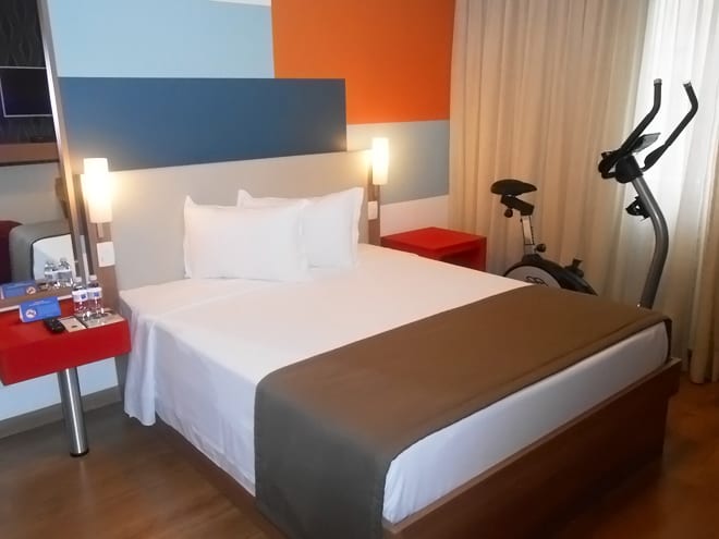 Quarto fit, com bicicleta, dentro do hotel Tryp no Aeroporto de Guarulhos. Foto: LD/Blog Vambora!