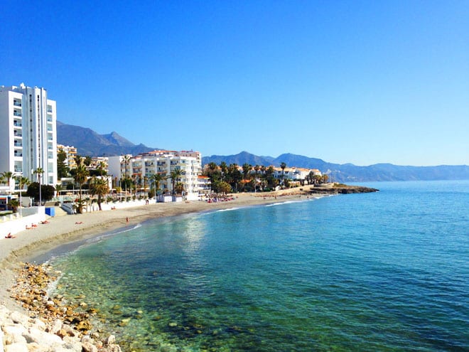 Praia em Nerja, na Andaluzia