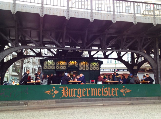 Burgermeister, um dos lugares mais legais e diferentes onde comer em Berlim