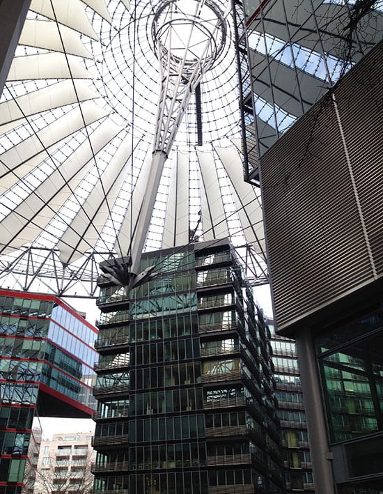 Sony Center na Potsdam Platz, um dos exemplos na nova arquitetura em Berlim