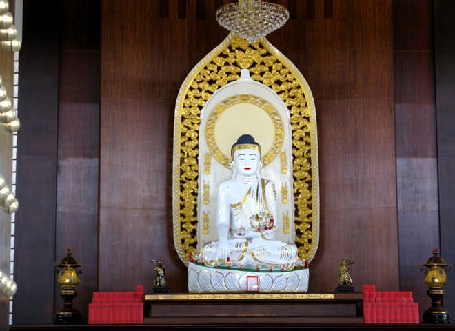 Imagem de Buda na sala de cerimonias no Templo Zu Lai.