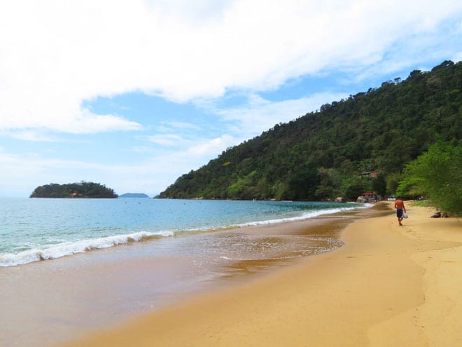 Praia vermelha em Paraty