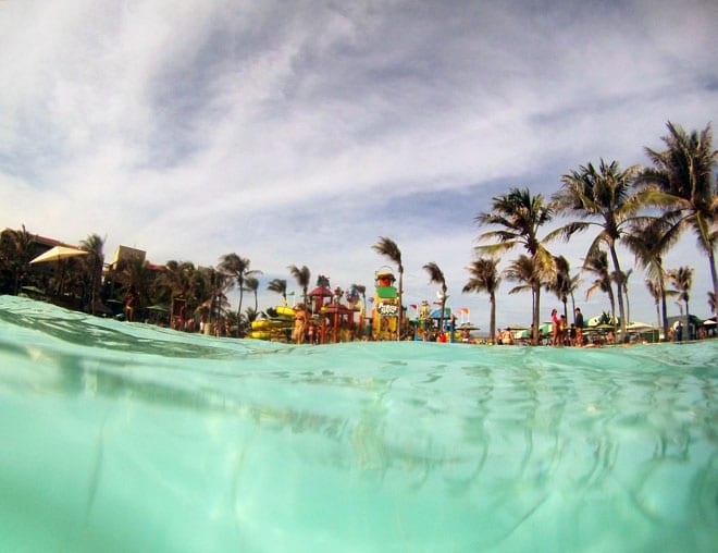 Piscina de ondas maremoto no Beach Park