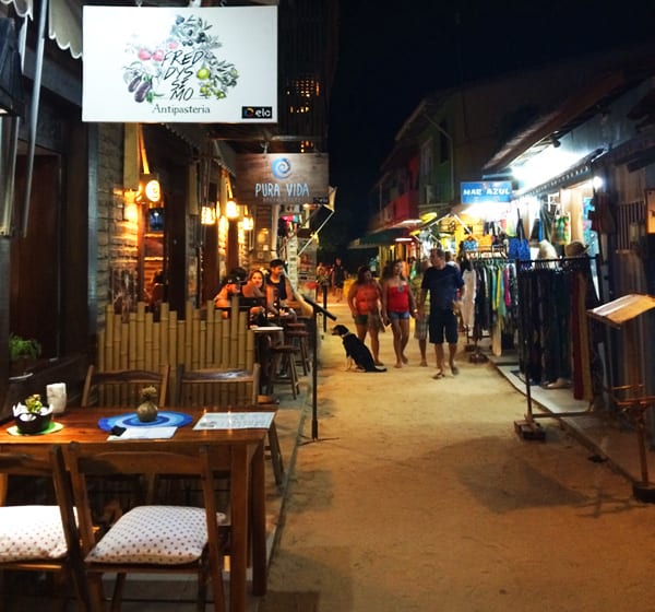 Ruelas cheias lugares e opcões onde comer em Jericoacoara