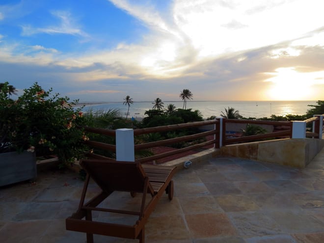 Terraço da Pousada WindJeri em Jericoacoara, com vista para o mar e Duna do Por do Sol