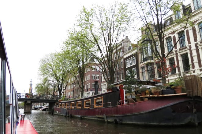 Casa barco num canal em Amsterdam