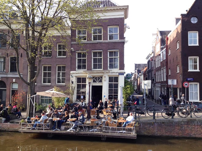 Bar num canal em Amsterdã