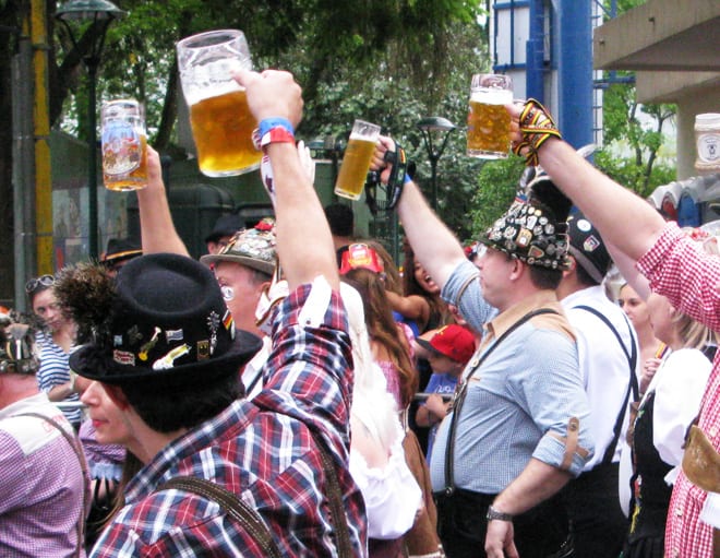 Ein Prosit! Brinde oficial em alemão, hino de todas as Oktoberfests! Foto: GC/Blog Vambora!