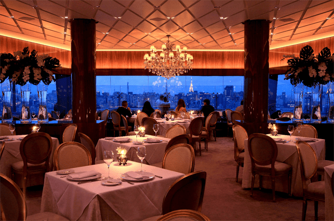 Restaurante a noite do edifício italia