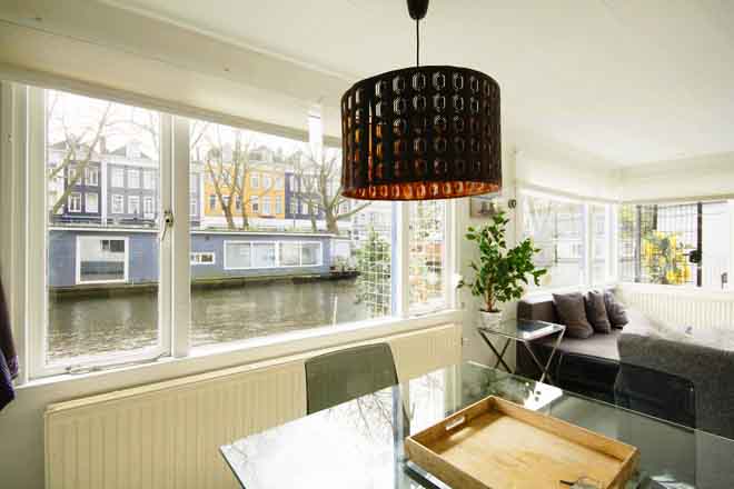 Casa barco Jeffrey's Houseboat, em Amsterdam. Foto: Divulgação