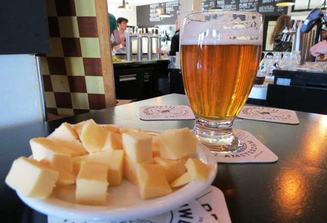 Cerveja e queijos da cervejaria Brouwerij 't IJ em Amsterdam. Foto: GC/Blog Vambora!