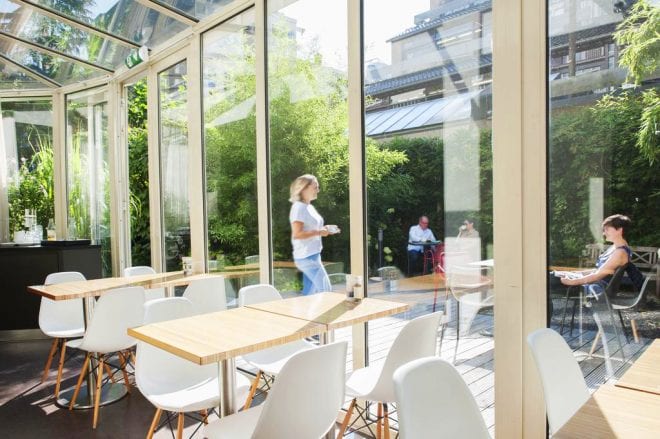 Área externa e do café do Conscious Hotel Museum Square em Amsterdam. Foto: Divulgação