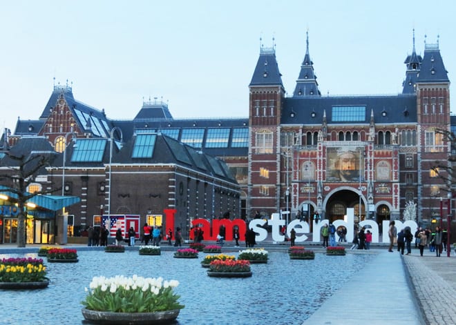 Museumplein em Amsterdam onde ficam o Rijksmuseum, Museu Van Gogh Museum e o Stedelijk
