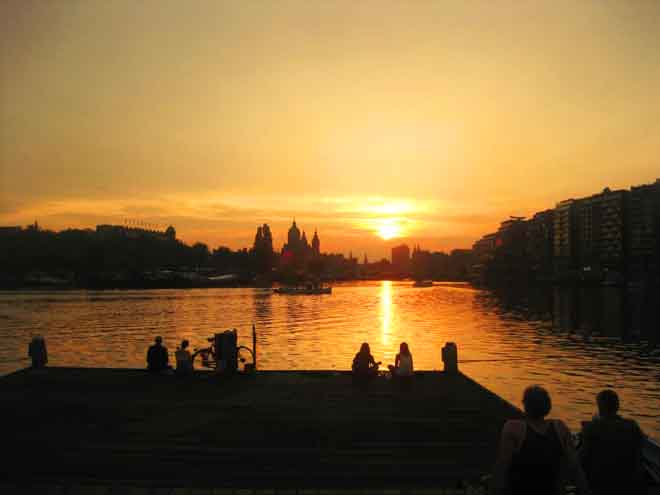 Por do sol visto da casa barco/hotel The Cabin em Amsterdam. Foto: Divulgação