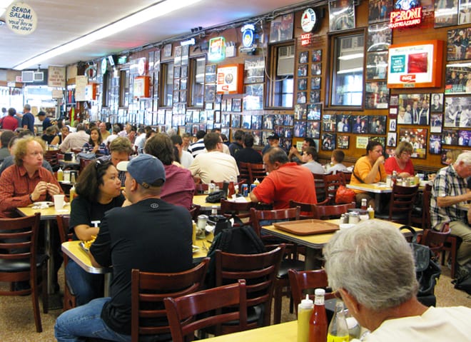 Salo do restaurante Katz's Deli em Nova York, famoso pelo sanduíche de pastrami. Foto: GC/Blog Vambora!