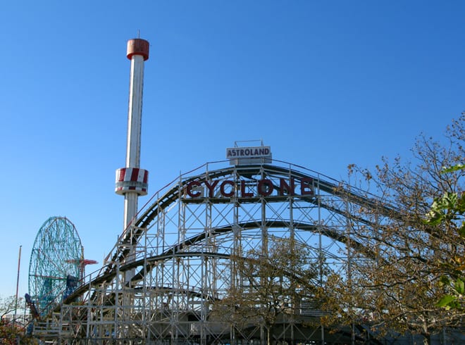 Montanha russa Cyclone no Luna Park, em Coney Island