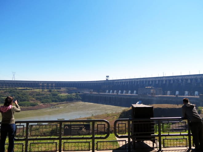 Vertedouro da Usina de Itaipu em Foz do Iguaçu