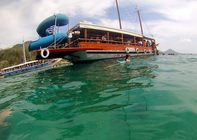 Escuna na Lagoa Azul