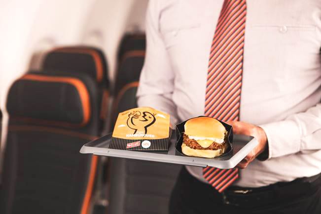 Ponte aérea GOL com novos lanches, incluindo hambúrguer e cerveja de graça para os passageiros. Foto: GOL/Divulgação