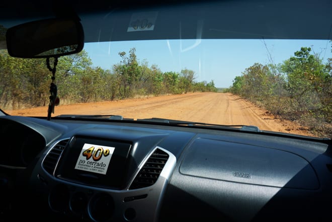 Carro da agência 40 graus no Cerrado