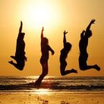 Próxima viagem: Viagem em grupo – 6 dicas e apps para viajar tranquilamente com amigos e família! Amigos por do sol